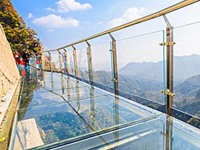 玻璃吊橋受到外國人質(zhì)疑，不遠萬里來砸橋，結(jié)局讓人很無奈